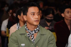 Trấn Thành and Hari Won Share Sweet Moments at New Movie Premiere - image 6