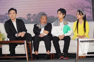 Trấn Thành and Hari Won Share Sweet Moments at New Movie Premiere - image 5