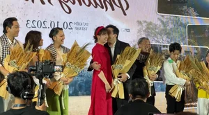 Trấn Thành and Hari Won Share Sweet Moments at New Movie Premiere - image 3