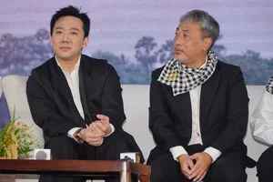 Trấn Thành and Hari Won Share Sweet Moments at New Movie Premiere - image 1