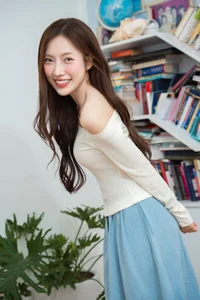 MC Khanh Vy: From Language Genius to Elegant Style Icon in New Photos - image 0