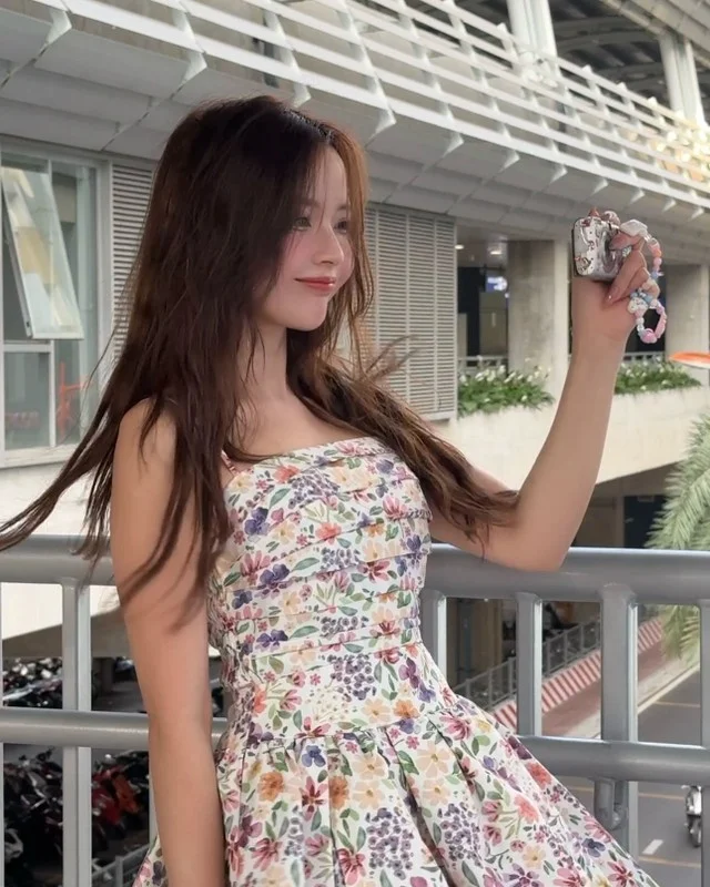 The 'ID Card Hot Girl' Returns with a Pure Summer Aesthetic
