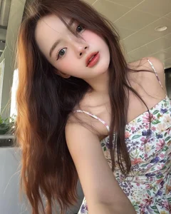 The 'ID Card Hot Girl' Returns with a Pure Summer Aesthetic - image 7