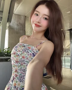 The 'ID Card Hot Girl' Returns with a Pure Summer Aesthetic - image 5