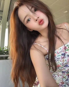The 'ID Card Hot Girl' Returns with a Pure Summer Aesthetic - image 6