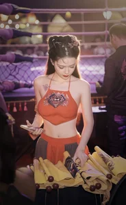 Cosplayer Nguyen Huu Kieu Oanh Turns Heads in Traditional Ao Yem at MMA Ring - image 5