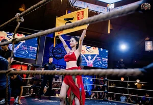 Cosplayer Nguyen Huu Kieu Oanh Turns Heads in Traditional Ao Yem at MMA Ring - image 3