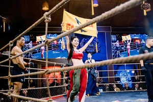 Cosplayer Nguyen Huu Kieu Oanh Turns Heads in Traditional Ao Yem at MMA Ring - image 8