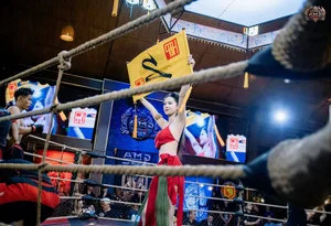 Cosplayer Nguyen Huu Kieu Oanh Turns Heads in Traditional Ao Yem at MMA Ring - image 2