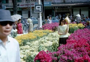 Nostalgic Glimpse: Rare Vintage Photos of Traditional Tet Celebrations in Old Vietnam - image 5