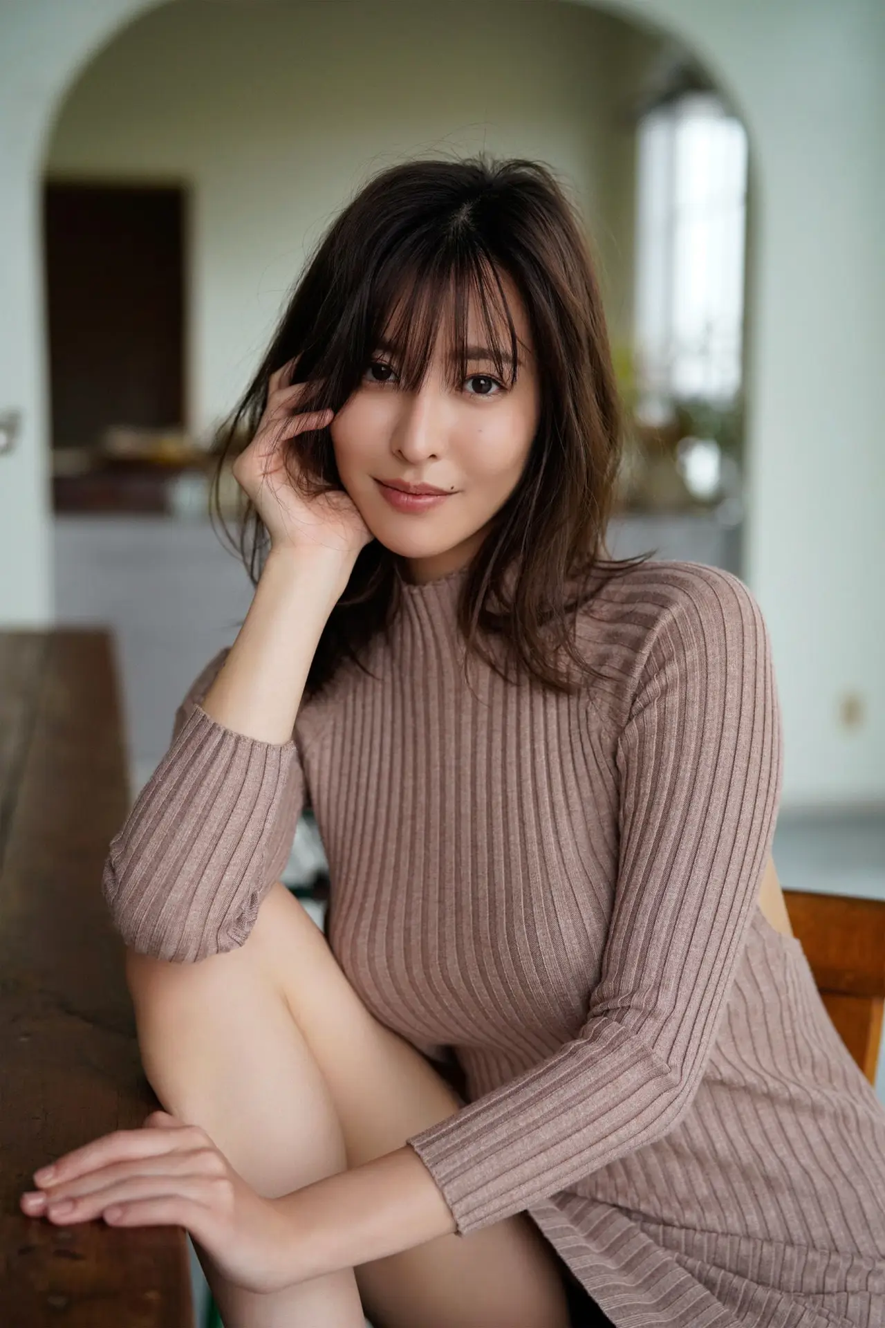 Sena Natsuki's Alluring Gaze: An Intimate Portrait from 'Tamayura Shunkashuto' Collection