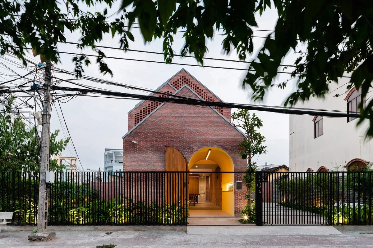 Innovative Architecture: Sustainable Hollow Brick House Design for Natural Light and Ventilation