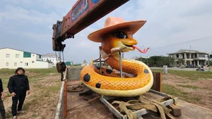 Ben Tre’s Viral Snake Mascot: The Impressive CEO Style 'Be Na' for Lunar New Year 2025 - image 0