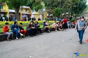 Crowds Swarm Popular Food Festival to Enjoy Free Samples and Culinary Delights - image 6