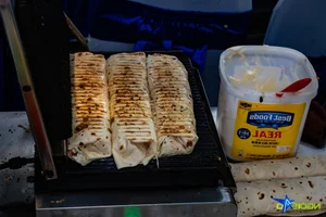 Crowds Swarm Popular Food Festival to Enjoy Free Samples and Culinary Delights - image 13