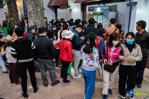 Crowds Swarm Popular Food Festival to Enjoy Free Samples and Culinary Delights - image 4