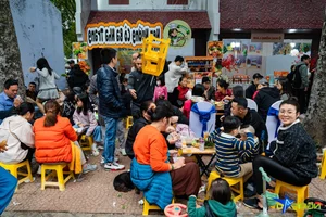 Crowds Swarm Popular Food Festival to Enjoy Free Samples and Culinary Delights - image 0