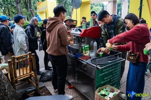 Crowds Swarm Popular Food Festival to Enjoy Free Samples and Culinary Delights - image 12