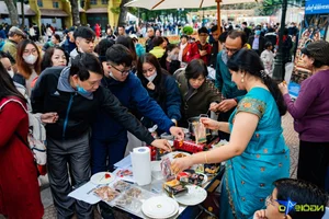 Crowds Swarm Popular Food Festival to Enjoy Free Samples and Culinary Delights - image 2