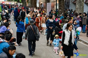 Crowds Swarm Popular Food Festival to Enjoy Free Samples and Culinary Delights - image 10