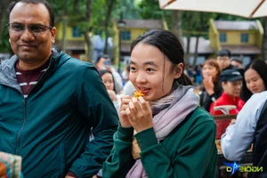 Crowds Swarm Popular Food Festival to Enjoy Free Samples and Culinary Delights - image 7