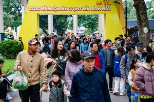Crowds Swarm Popular Food Festival to Enjoy Free Samples and Culinary Delights - image 5