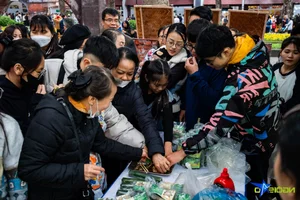 Crowds Swarm Popular Food Festival to Enjoy Free Samples and Culinary Delights - image 1