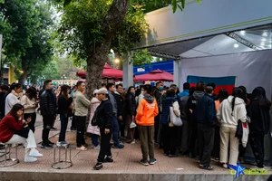 Crowds Swarm Popular Food Festival to Enjoy Free Samples and Culinary Delights - image 8