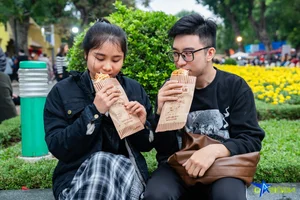 Crowds Swarm Popular Food Festival to Enjoy Free Samples and Culinary Delights - image 9