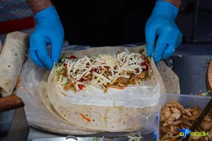 Crowds Swarm Popular Food Festival to Enjoy Free Samples and Culinary Delights - image 11