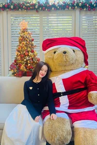 Khanh Thi and Phan Hien Celebrate an Early Christmas with Their Children - image 10