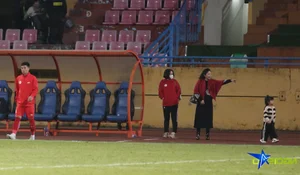 Bui Tien Dung's Daughter Braves the Cold to Support Her Father - image 4