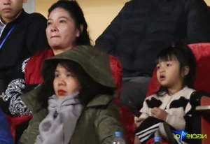 Bui Tien Dung's Daughter Braves the Cold to Support Her Father - image 3