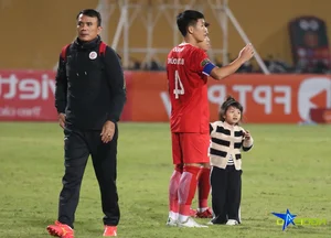 Bui Tien Dung's Daughter Braves the Cold to Support Her Father - image 7