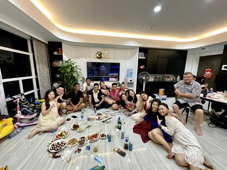 Vietnamese Singer in 6-Billion VND Home Excites Fans with Delicious Crab Recipe