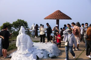 Ban Co Peak Sees Tourism Surge Following Bill Gates’ Scenic Tea Visit - image 13