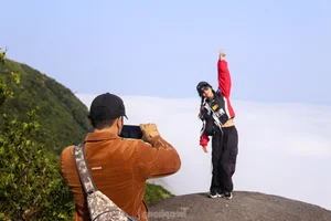 Ban Co Peak Sees Tourism Surge Following Bill Gates’ Scenic Tea Visit - image 15