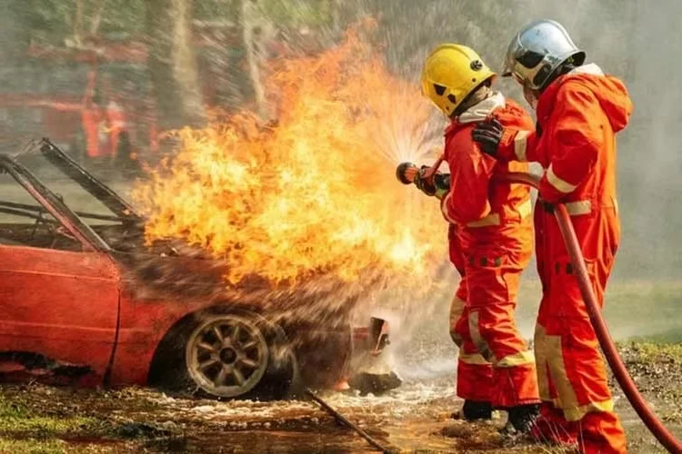 Preventing and Managing Car Fires: Gas vs. Electric Vehicles in Summer