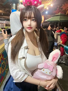 Stunning Korean Fashion Trends: Deep-Cut Styles and Curvy Aesthetic Inspiration - image 4