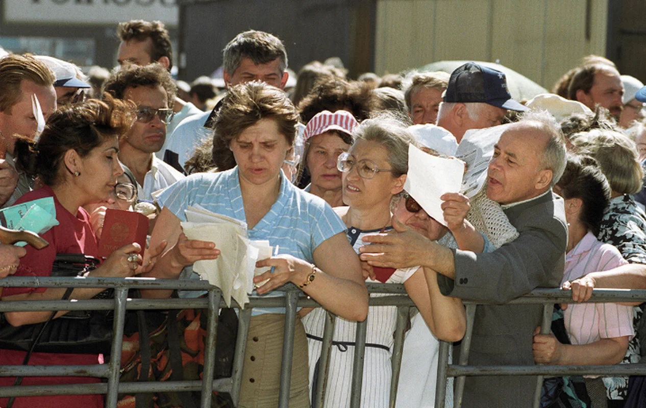 Rare and Astonishing Photos of Daily Life in Russia in 1994