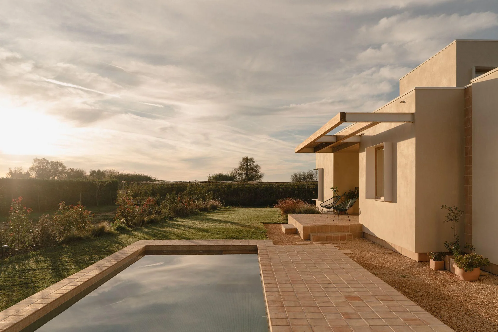 Creative Architecture: A Stunning One-Story Home Built on a Challenging Triangular Plot