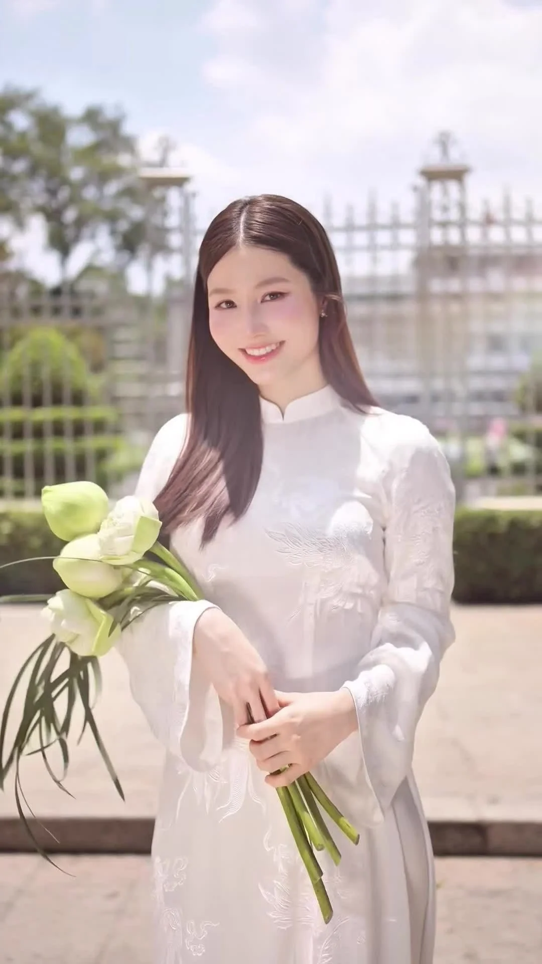 Elegant Vietnamese Ao Dai Fashion: Celebrities at the Historic Independence Palace