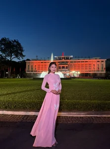 Elegant Vietnamese Ao Dai Fashion: Celebrities at the Historic Independence Palace - image 3