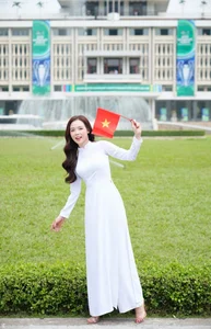 Elegant Vietnamese Ao Dai Fashion: Celebrities at the Historic Independence Palace - image 4