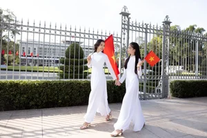 Elegant Vietnamese Ao Dai Fashion: Celebrities at the Historic Independence Palace - image 0