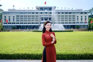 Elegant Vietnamese Ao Dai Fashion: Celebrities at the Historic Independence Palace - image 8