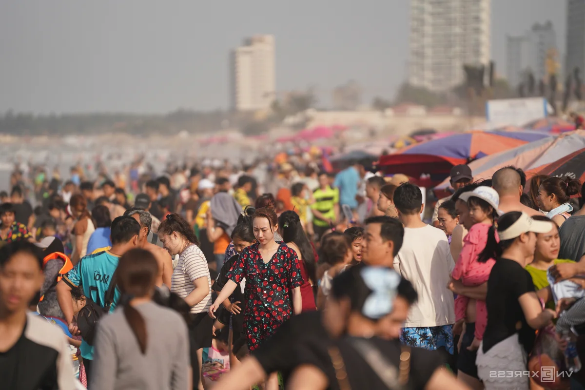 Vung Tau Beach Overwhelmed by Tourists During Tet Holiday Rush