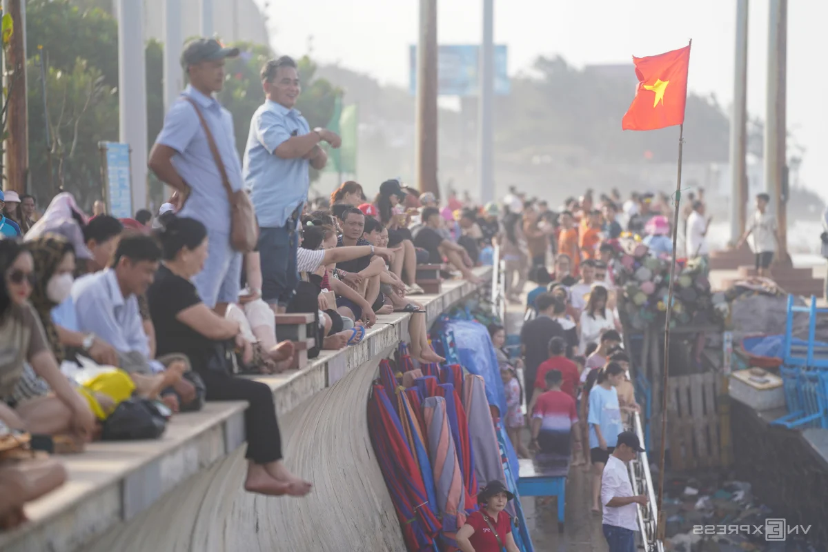 Vung Tau Beach Overwhelmed by Tourists During Tet Holiday Rush