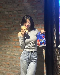 Vietnamese Women's National Team Star Swaps Jersey for Sweet and Chic Casual Style - image 4