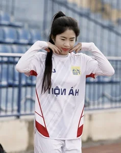 Vietnamese Women's National Team Star Swaps Jersey for Sweet and Chic Casual Style - image 1